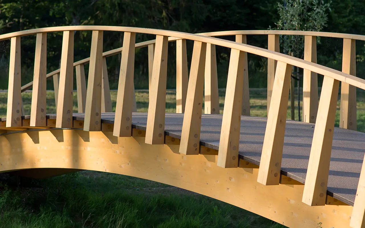 Construcciones de madera tratada y termotratada. Puente de madera maciza agencia de maderas Perez Marchena. Importador de maderas en Andalucia. Importador de maderas en España